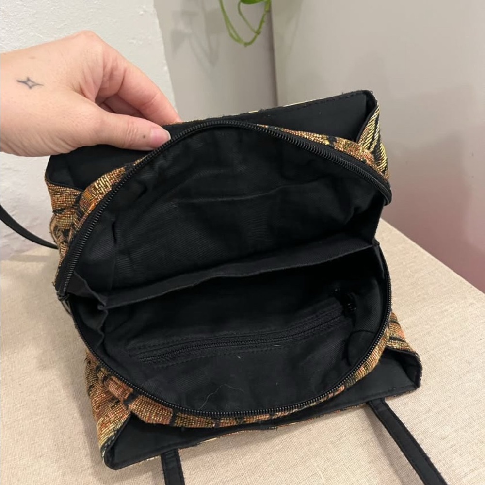 Vintage tiger tapestry shoulder bag with gold hardware and black straps - Picture 3 of 5